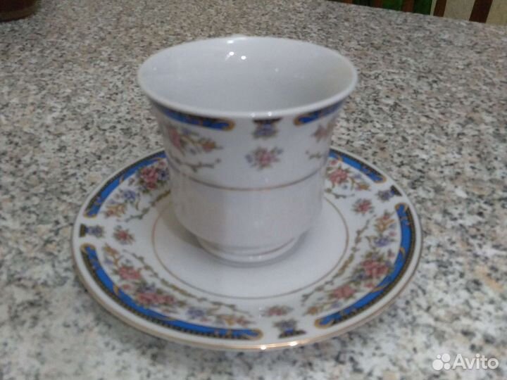 Чайные чашки с блюдцами на подставке