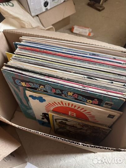 Виниловые пластинки, сказки. Две коробки