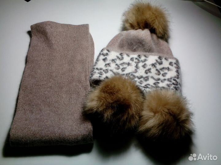 Тёплая,отличного качества шапка и шарф.Новая