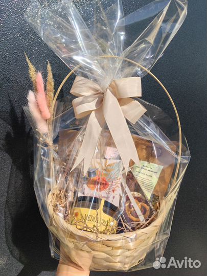 Подарочная чайная корзина со сладостями