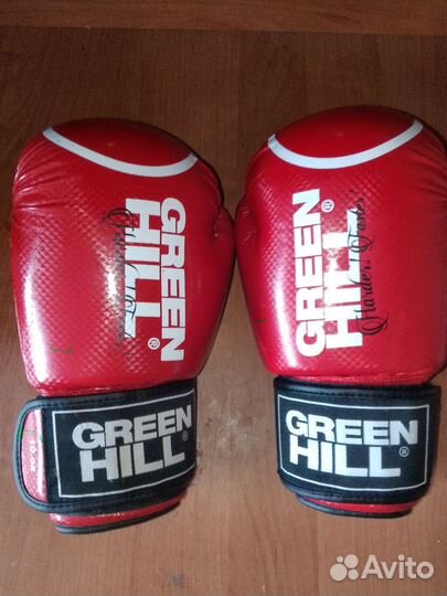 Боксерские перчатки и шлём