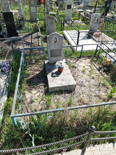 Уборка могил на кладбище