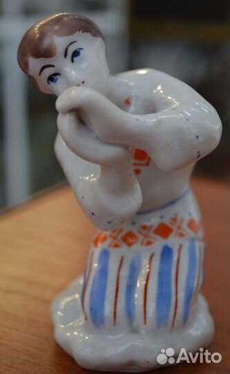 Фарфоровая статуэтка- пастушок
