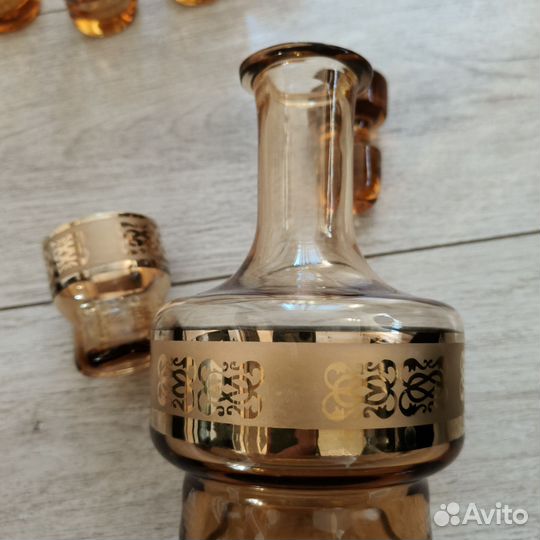 Графин с рюмками жёлтое стекло