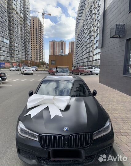 Большой подарочный бант на авто