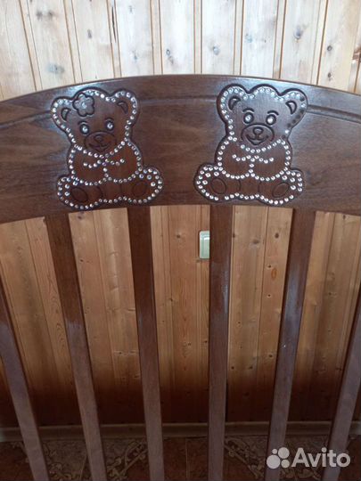 Детская кроватка с маятником