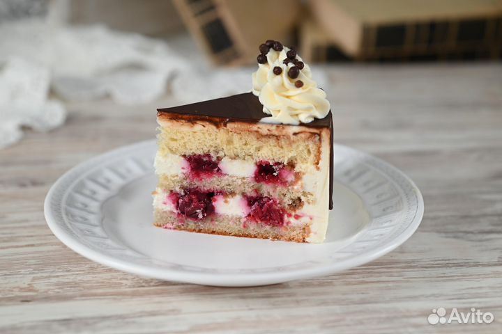 Торт кремчиз «Ванильный с вишней»