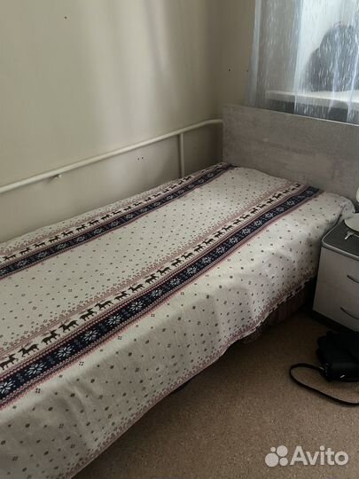 Кровать односпальная с матрасом