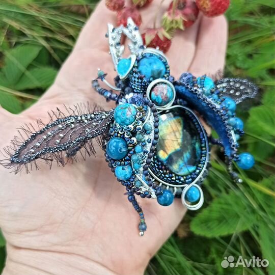 Вышитая брошь жук с лабрадоритом, апатитами и хриз