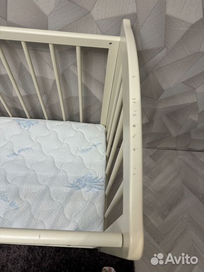 Детская кроватка с маятником и матрасом