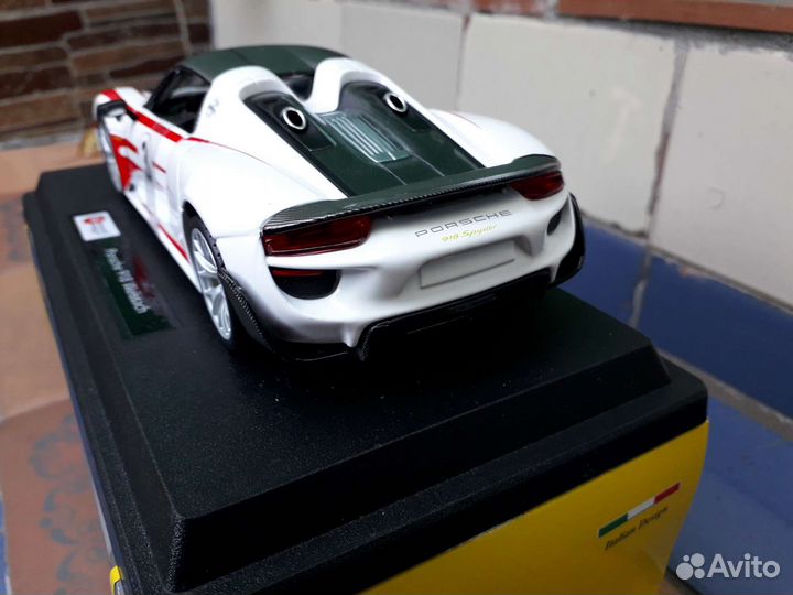 Модель 1:24 Porsche 918 Weissach Burago