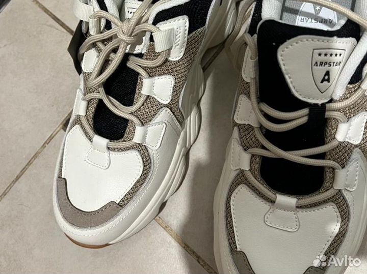 Кроссовки женские