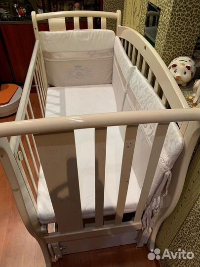 Детская кроватка с маятником