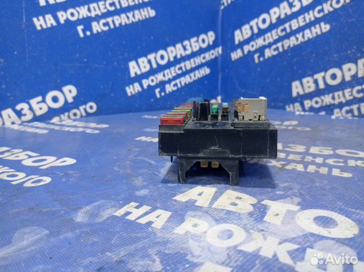 Блок предохранителей Audi 80 седан 1990