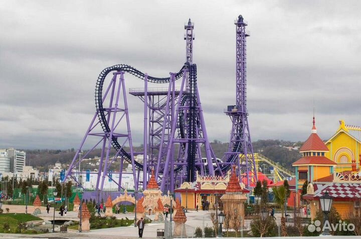 Официант шведской линии