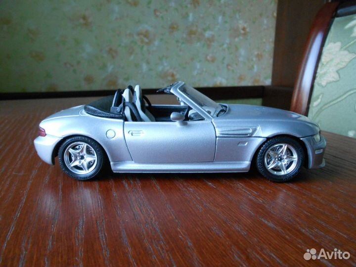 Модель машины Bburago1:24- BMW roadstar 1996