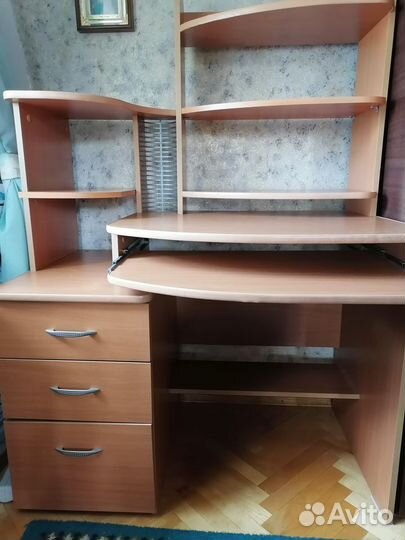 Компьютерный стол с креслом