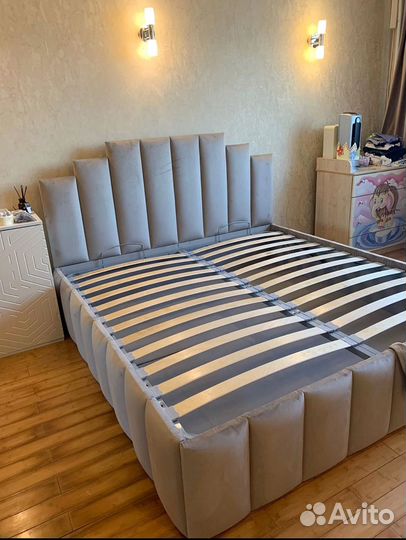 Кровать с мягким изголовьем