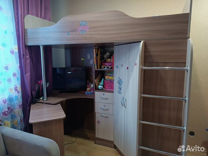 Детская кровать чердак со столом и шкафом бу
