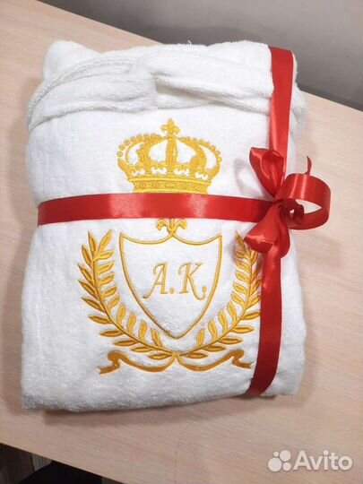 Махровый халат с вышивкой