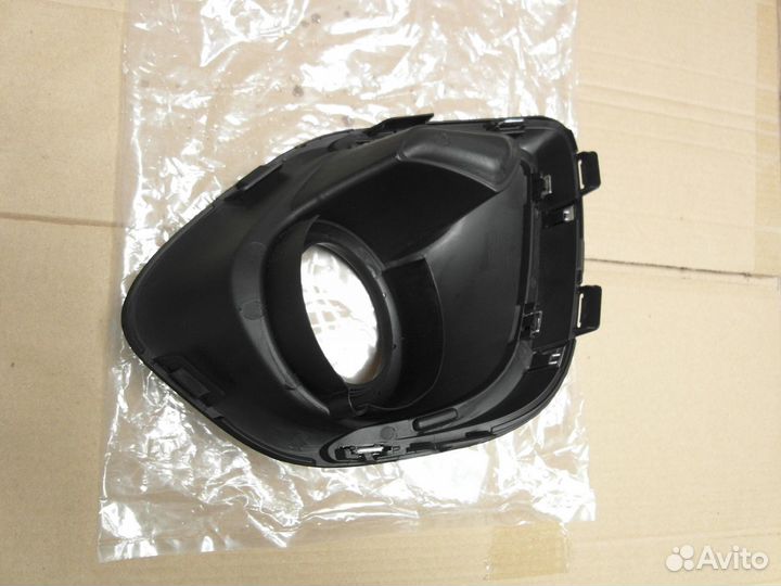 Рамка противотуманки правая Mitsubishi ASX 2013-18