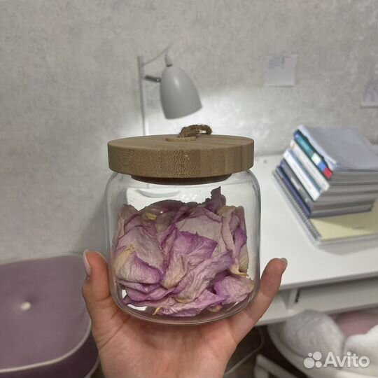 Баночка с лепестками роз