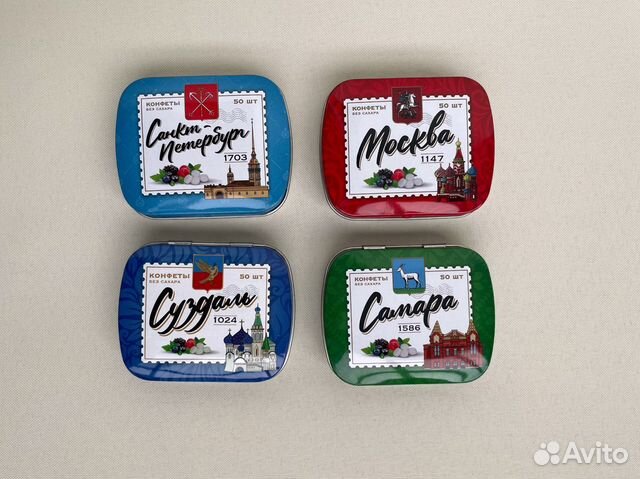 Маленькая металлическая коробочка жестяной футляр