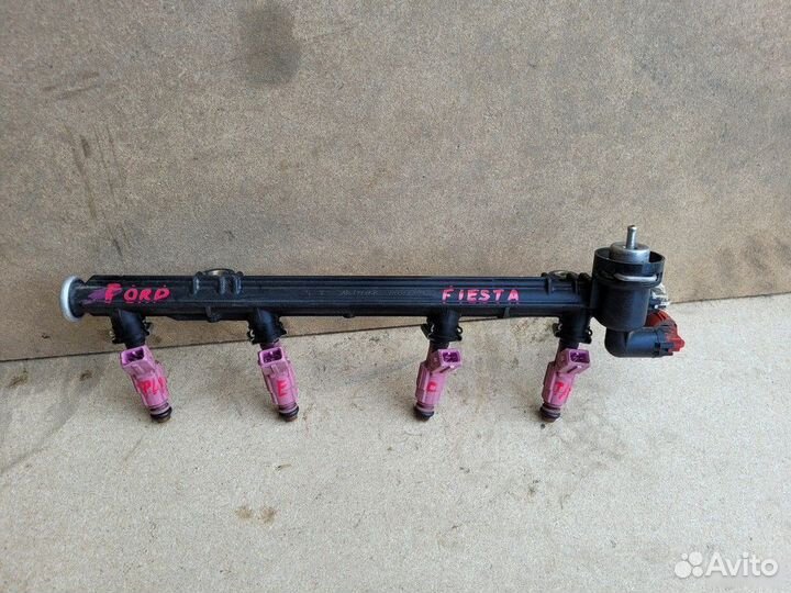 Рампа топливная с форсунками Ford Fiesta DX 1.3