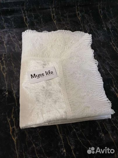 Скатерть тканевая с большим кружевами