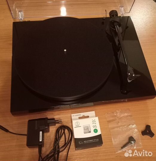 Проигрыватель Pro-Ject Debut Carbon DC Piano Black