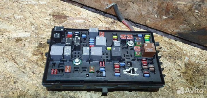 Блок предохранителей передний Chevrolet Cruze 200