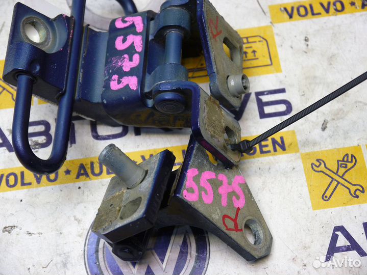 Петли двери передней правой верх+низ VW Гольф6