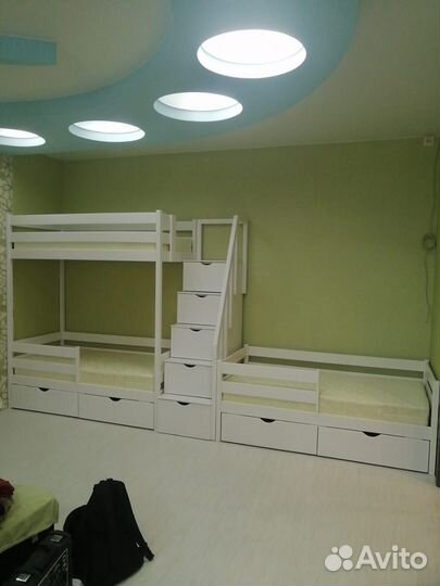 Кровать двухъярусная с лесенкой комодом из дерева