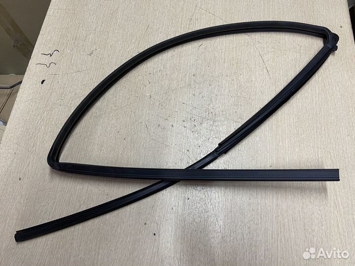 Уплотнитель стекла передней правой Toyota Hilux 8