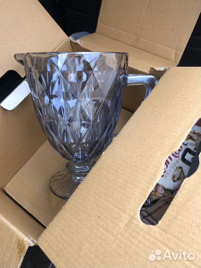 Цветные бокалы с рюмками и с графином