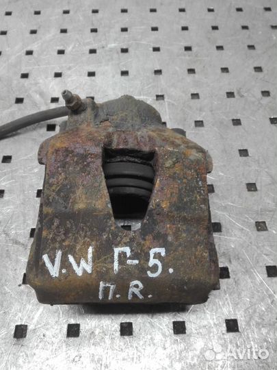 Суппорт передний правый Volkswagen Golf