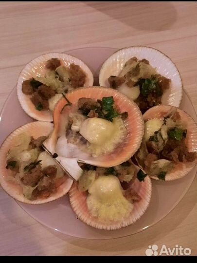 Морской гребешок в вакууме на полустворке