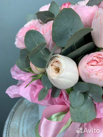 Композиция из пионовидных кустовых роз