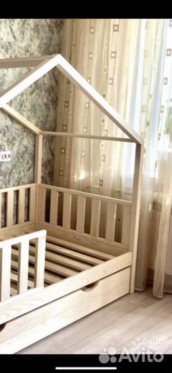 Кровать домик в естественном цвете дерева