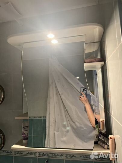 Зеркало в ванную с подсветкой и полочками