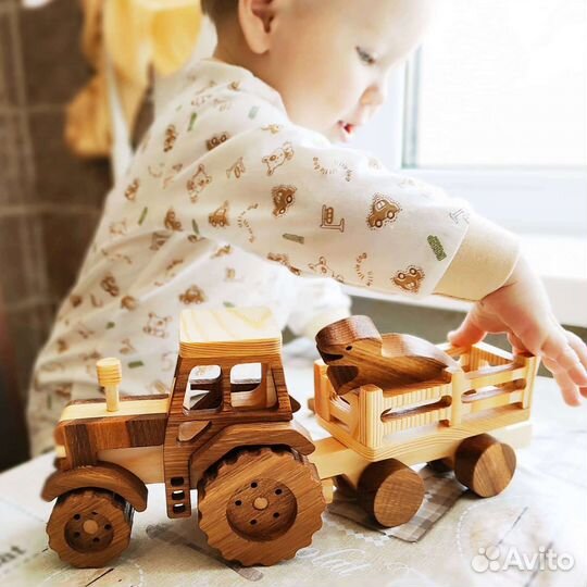 Деревянный трактор с прицепом