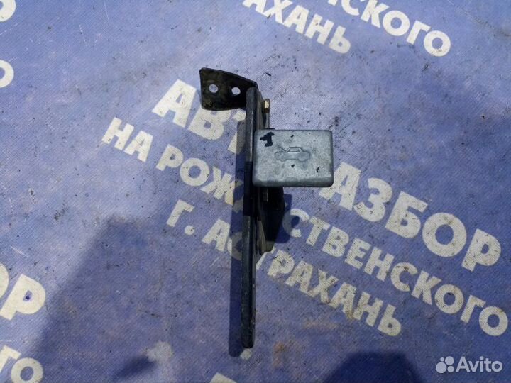 Ручка открывания капота Газ Волга 3110 седан 402