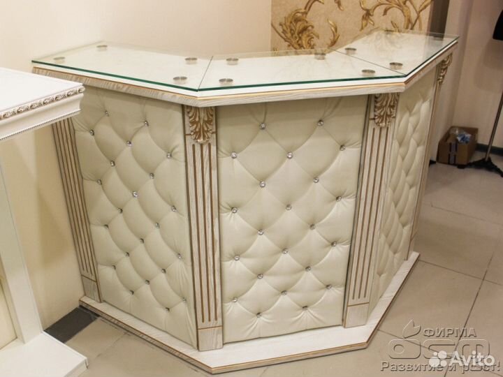 Стойка ресепшн для офиса, классические фасады