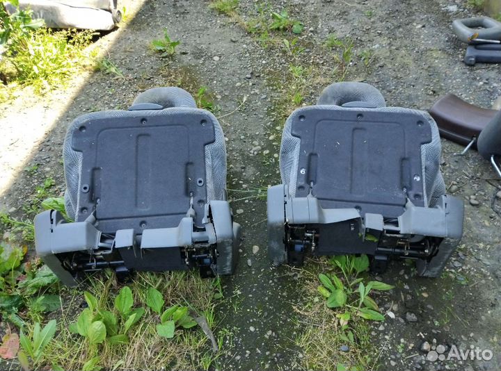 Сиденья передние с подлокотниками