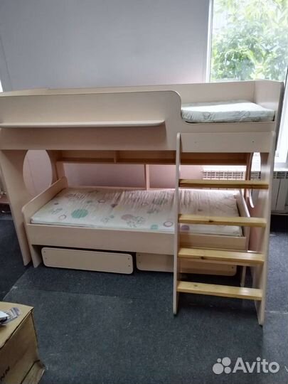 Детская двух ярусная кроватка с матрацами