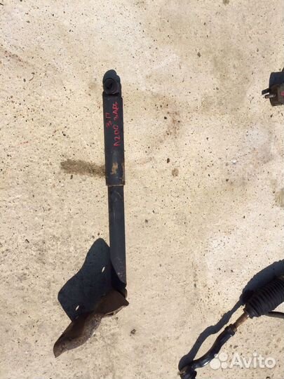 Задний амортизатор Mitsubishi L200