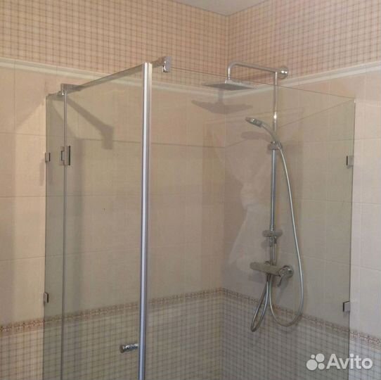 Стеклянная шторка для душевой