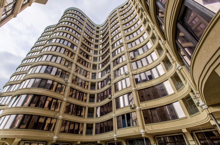 3-к. квартира, 90 м², 9/15 эт.