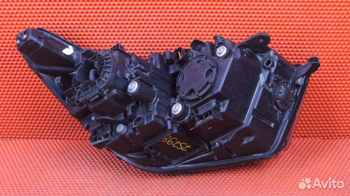 Фара левая SsangYong Tivoli 8310135200