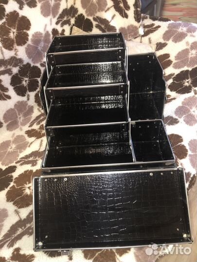 Продам бьюти кейс,чемодан визажиста